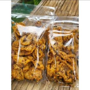 Kulit ayam crispy pedas daun jeruk 1/2 kg (500gram)