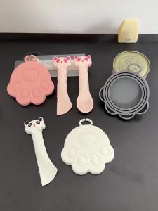 Nắp đậy bằng silicone phù hợp cho cả chó và mèo là một loại nắp đa năng dùng để đậy hộp đựng thức ăn giúp bảo quản thức ăn tươi ngon.