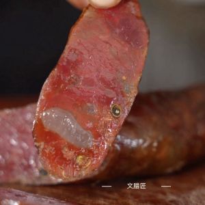 Alpine running mountain black pig farm smoked sausage Sichuan Sichuan flavor meat is firm
