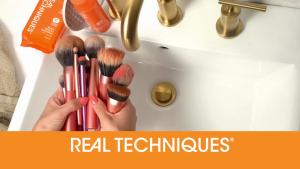 Real Techniques Artist Essentials Makeup Brush Set For Foundation Blush Highlighter Eyeshadow & Liner Professional Makeup Tools Synthetic Bristles Vegan & Cruelty-Free 5 Piece Set