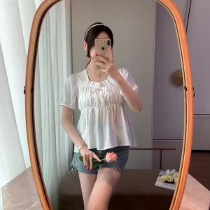 AMMIN เสื้อเสื้อยืดผูกแขนสั้นโบว์สุนัขสี่เหลี่ยมอัดพลีทของผู้หญิงเสื้อเบลาส์สง่างามแบบลำลองดีไซน์เอวยางยืดสไตล์เกาหลีเสื้อฝ้ายแท้ฤดูร้อน2024