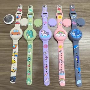 สายรัดข้อมือ AirTag สำหรับเด็ก ที่ยึด AirTag การ์ตูนน่ารักกันน้ำสำหรับเด็กพร้อมการออกแบบครอบคลุมทั้งหมด สายรัดข้อมือ AirTag ซิลิโคนซ่อนสำหรับเด็ก วัสดุสุขภาพ