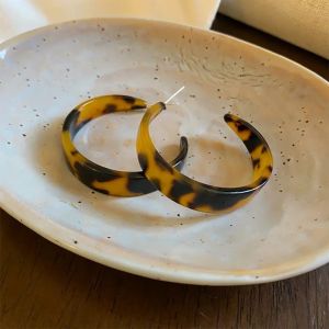 ต่างหูแบบห่วงพิมพ์ลายเสือดาวต่างหูกรดอะเซติกจี้หูรูปกระดองเต่าเครื่องประดับแนวย้อนยุคแสนหวานสำหรับตกแต่งของขวัญต่างหูเม็ดกลมชนิด C ของผู้หญิง