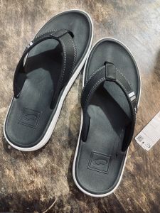 รองเท้าแตะแกมโบลชาย มาใหม่ งานกล่องแท้!  ใครชอบรองเท้าแตะดี ๆ ใส่ทน ใส่สบาย ต้องจัดรุ่นนี้เลย!  ✅ พื้นดีมาก เดินนานแค่ไหนก็ไม่เมื่อย ✅ พื้นไม่ลื่น ปลอดภัย แม้พื้นเปียก ✅ ยางคุณภาพสูง สึกยาก ทน ใช้ได้นาน ✅ ดีไซน์เท่ ใส่ได้ทุกวัน