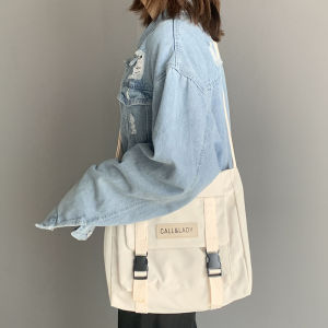 PiShops  มาใหม่ กระเป๋าสะพายแฟชั่น วัสดุเป็นผ้าอย่างดี ทรงสวยดูทะมัดทะแมง สีเรียบๆแต่โก้ มีหลายช่องเก็บของ ขนาดกำลังพอดี สายปรับระดับได้ สะพายได้ทุกเพศ สั่งเลยจ้าา