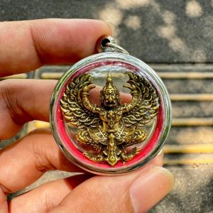จี้พญาครุฑหลวงพ่อพัฒน์ รุ่นรวยหมื่นล้าน วัดห้วยด้วน ปี2563 เลี่ยมกรอบอย่างดี