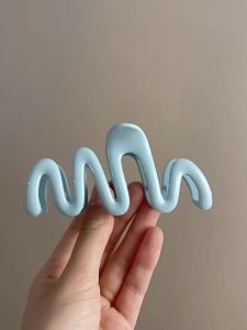 Kẹp tóc kiểu Hàn Quốc thiết kế lượn sóng rất dễ thương dành cho phái nữ. Kẹp tóc làm từ chất liệu acrylic dùng để tạo kiểu cho phần tóc phía sau đầu. Các loại phụ kiện tóc kẹp cá mập và kẹp tóc đơn giản phù hợp để tạo kiểu tóc cho mọi dịp.