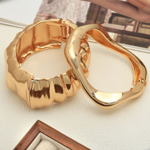 European and American cross-border ins wound zinc alloy texture pleated fashion bracelet niche design spring womens bracelet h2609