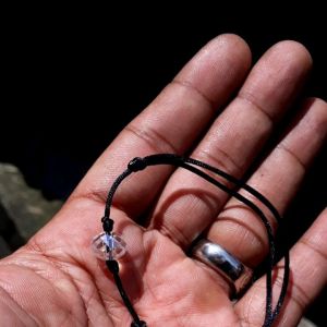 Gelang Simpel Kristal Putih Tali Sutra Cina Hitam