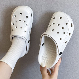 [Free Shipping] New womens summer outdoor lightweight clogs couples closed-toe half-slippers with soft soles suitable for nurses beach seaside and trendy Ins style
