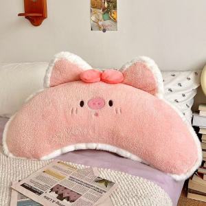 หมอนตุ๊กตารูปหมูสีชมพูน่ารักนี้มีขนาดยาว เหมาะสำหรับเด็กผู้หญิง สามารถใช้กอดขา รองเอว หรือใช้เป็นของเล่นตุ๊กตาก็ได้