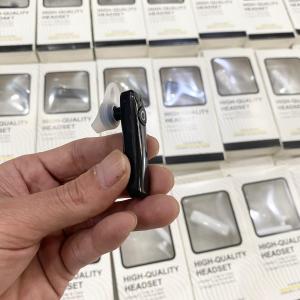 Tai nghe Bluetooth kết nối sạc điện bằng giây USB trắng và đen