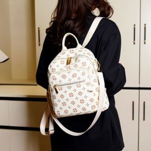 Movi Katie balo da pu thanh lịch với khóa kéo và in hoa cho mùa xuân 2025