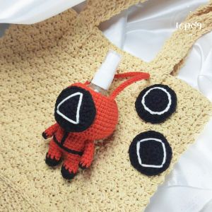 🟥🔺️🔴ตุ๊กตาผู้คุม Squid Game ที่ใส่ขวดสเปรย์แอลกอฮอล์ พร้อมขวด30ml กระเป๋าใส่ขวดcotton ห้อยกระเป๋า พกพาสะดวก