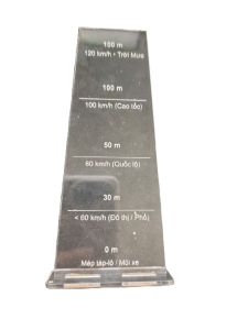 Tấm mika căn khoảng cách trên cao tốc dành cho xe sedan