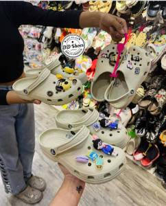 Classic Clog รองเท้าหัวโตใส่ได้ทั้งผู้ชายและผู้หญิง /Buy1pair Get free 4 Jibbitzs=100฿ =>สัง1คู่แถมตัวติด4อัน=100฿/  รองเท้าแตะที่เบาและนี่มใส่สบายใส่สวยที่คนรุ่นไหม่นิยมใส่กันมาก