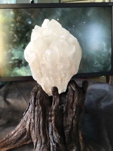 Combo đá Thạch Anh chóp trắng da gương ngọn lửa lấp lánh lớn tặng đế gỗ cao 40cm