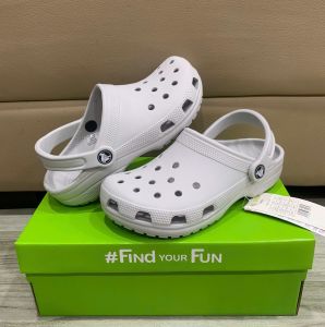 Giày Crocs chính hãng chống mùi hôi chất liệu nhựa mềm mại cấu trúc liền khối siêu bền thích hợp cho trời mưa lội nước và đi biển. Crocs Band Classic màu ghi nhạt