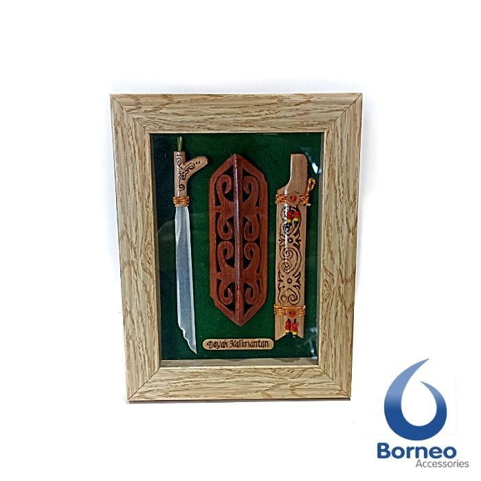 Hiasan%20Pigura%20Miniatur%20Mandau%20Tameng%20Khas%20Dayak%20Kalimantan%20Ukuran%20Besar%20-%20Image%204