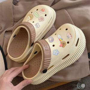 DMshoes ใหม่ รองเท้าแตะแฟชั่น ทรงหัวโตสุดฮอตใส่กันเยอะมาก รุ่นนี้เสริมส้นสูง 2.5 นิ้ว วัสดุยางน้ำหนักเบาใส่เดินสบายเท้า มีหลายสีให้เลือกและชุดตัวติดลายการ์ตูนไม่ต้องซื้อแยกแถมให้เลย