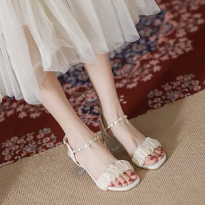 รองเท้าแตะที่มีชีวิตชีวาผู้หญิงสวมใส่สไตล์นางฟ้า 2025 ฤดูร้อนใหม่แฟชั่นทุกการแข่งขันส้นหนาคำเดียวกับรองเท้าส้นสูงส้นกลางนางฟ้า