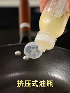 READY STOCK!!! Kitchen Squeeze Oil Bottle Leakproof Press Dispenser for Sauce Vinegar Ketchup Oil Container TC1W2 挤压式油瓶