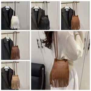 XEANG สง่างามเรียบหรู กระเป๋าทรงถังประดับพู่ เรโทร จุได้มาก กระเป๋าหูรูด PU สายรัดปรับได้ สีน้ำตาลสีน้ำตาลเข้ม กระเป๋าสะพายไหล่มีลวดลาย สำหรับผู้หญิง