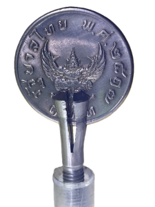 เหรียญ 1 บาทครุฑ ปี 2517 ผลิตผิดพลาด เศียรตรง ด้านหัว กลับ ด้านก้อย ตรงกัน