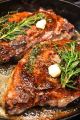Lá hương thảo tươi (Lá Rosemary). 