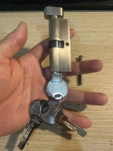 Củ khóa cửa gỗruột khóaổ khóa kèm chho khóa tay ìa thay thế cgạt cửa gỗổ khóa  3 chìa kích thước 7cm x 2.9 cm
