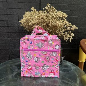 🍱 กระเป๋าใส่กล่องข้าว เหมาะสำหรับผู้ที่ชอบพกอาหารไปทานนอกบ้าน ลาย Monster เก็บอุณหภูมิ ผ้าร่ม กันน้ำ ใส่กล่องข้าวได้ถึง 3 กล่อง มีช่องซิปหน้าใส่ของ ใส่ช้อนส้อมได้ ขนาด 23×14×25 cm