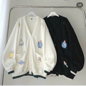 Áo Khoác Cardigan Logo In - Áo Bomber Cài Nút Bo Dệt Túi Vuông Sọc Vải Nỉ Ngoại Nam Nữ Mặc Thu Đông
