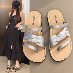 [Free Shipping] Niche High-End Flat Sandals For Women Perfect For Summer Wear Featuring A Fashionable And Casual Design With A Toe-Covering Style Ideal For The Beach