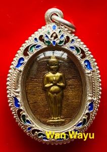 เหรียญไอ้ไข่เด็กวัดเจดีย์ รุ่นสรงน้ํา 63 เนื้อไม้ปั๊ม หน้ากากทองเหลือง