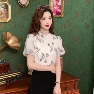 Ammin 2024 Mùa Xuân/Mùa Hè Cổ Điển Khóa đĩa Đứng Cổ Áo Thời Trang Phong cách Trung Quốc họa tiết hoa bằng mực ngắn tay in họa tiết áo voan Phụ Nữ Ngọt Ngào tay áo phồng Cổ Điển Áo Blouse thanh lịch