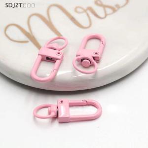 ZZ🔥🔥🔥 ตะขอก้ามปูหมุนได้สีลูกกวาด1ชิ้นตะขอเกี่ยวเครื่องประดับโลหะแบบทำมือสำหรับทำกระเป๋าถือพวงกุญแจ