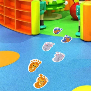 Decal hình bàn chân trang trí cầu thang hành lang thích hợp cho trường mầm non và không gian vui chơi