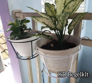 standing pot pagar / rak pot bunga tempel pagar / rak bunga besi balkon minimalis