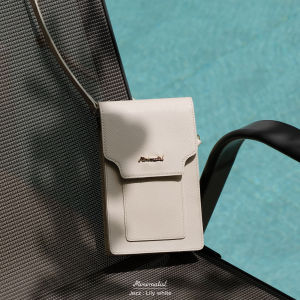 𝐌𝐈𝐍𝐈𝐌𝐀𝐋𝐈𝐒𝐓 กระเป๋าใส่โทรศัพท์ รุ่น Jezz (lily white/หนังวัว) ใส่โทรศัพท์ได้ทุกรุ่น ช่องใส่บัตร 5 ช่อง สายปรับระดับได้