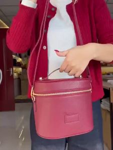 Trending Portable Oval Vanity Cosmetic Case Custom Logo PU Leather Travel Makeup Bags with Detachable Shoulder Strap2026