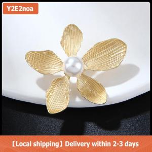 【Local shipping】 Vintage Pearl Five-petal Flower Brooch for Women Clothing Party Lapel Pin Accessories Gift