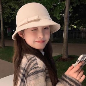 BELLEMODE สไตล์ฝรั่งเศสแบบ หมวกทวีดโบว์ สีทึบทึบ ฤดูหนาวฤดูใบไม้ร่วงฤดูหนาว หมวกกะลาสักหลาด แฟชั่นสำหรับผู้หญิง สง่างามเรียบหรู หมวกโบว์ผู้หญิง สำหรับผู้หญิง