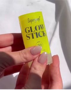 Kem chống nắng dạng lăn - dạng thỏi Supergoop Glow Stick Sunscreen SPF 50 - UNSEEN Sunscreen Stick SPF40 - 🔆 Không chứa paraben tinh chất nước hoa tổng hợp hay oxybenzone nên rất phù hợp với da hỗn hợp da khô và cả da nhạy cảm.