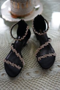 TANGO รองเท้าแฟชั่นสตรีรุ่น BLINGBLING-A รองเท้าผู้หญิง เย็บประดับคริสตัลสีขาว หนังแท้สีดํา หุ้มด้วยผ้าไหมซาติน รองเท้าแตะหุ้มส้น รองเท้าสําหรับออกงาน