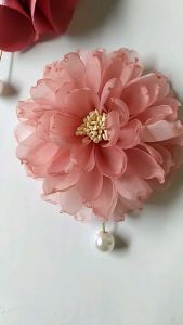 Hoa cúc xoăn cài áo hoa cài áo Canto sang chảnh