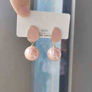 S925 Silver Needle Socialite Pearl Earrings Hong Kong Style New Fashion Korean Temperament Network Red Earrings Girl Stud Earrings S925银针名媛珍珠耳环港风新款潮韩国气质网红耳饰女孩耳钉