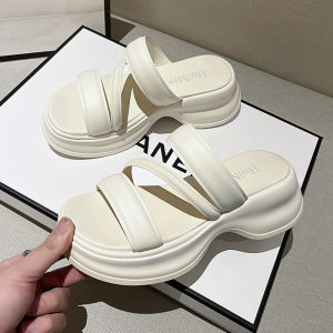 PiShops   รีบสั่งก่อนหมด รองเท้าแตะงานน่ารักๆ ดีเทลเสริมส้นเบาๆประมาณ 1.5 นิ้ว สายคาด 2 เส้นดูดีใส่แล้วดูสวย ใช้งานทนๆด้วยวัสดุยาง มี 3 โทนสีสวยๆให้เลือก บอกเลยเข้าทุกสี