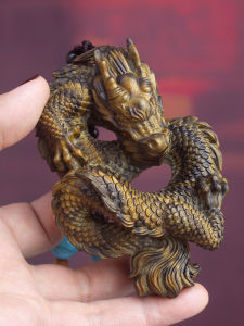 ไม้กฤษณาชิ้นด้ามมังกรนักษัตรไม้แท้แกะสลักด้วยมือจี้รถมังกรปีมังกรมงคลวัตถุไม้ขนาดเล็ก