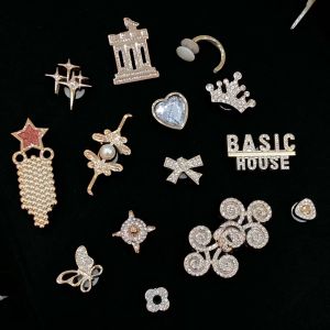 หัวเข็มขัด Crocs Jibbitz 14ชิ้น/เซ็ตหัวเข็มขัดรองเท้าสไตล์หรูหรา3D ผีเสื้อคริสตัลเพชรหัวเข็มขัดตกแต่งรองเท้าลายมงกุฎสำหรับ Crocs