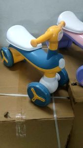 Xe chòi chân thăng bằng 4 bánh trẻ em